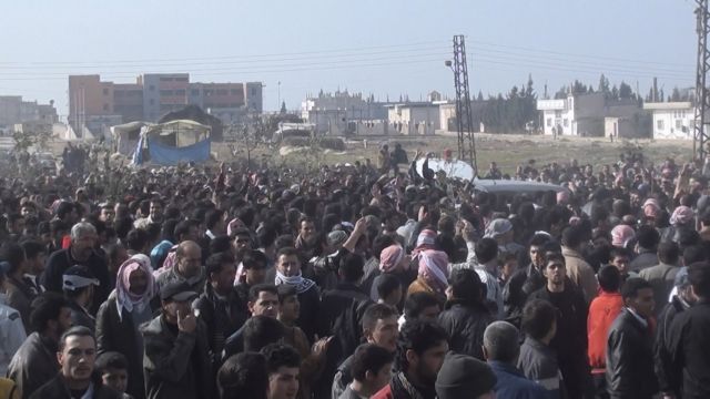 Εκατοντάδες κρατούμενοι απελευθερώθηκαν στη Συρία, σύμφωνα με την κρατική τηλεόραση