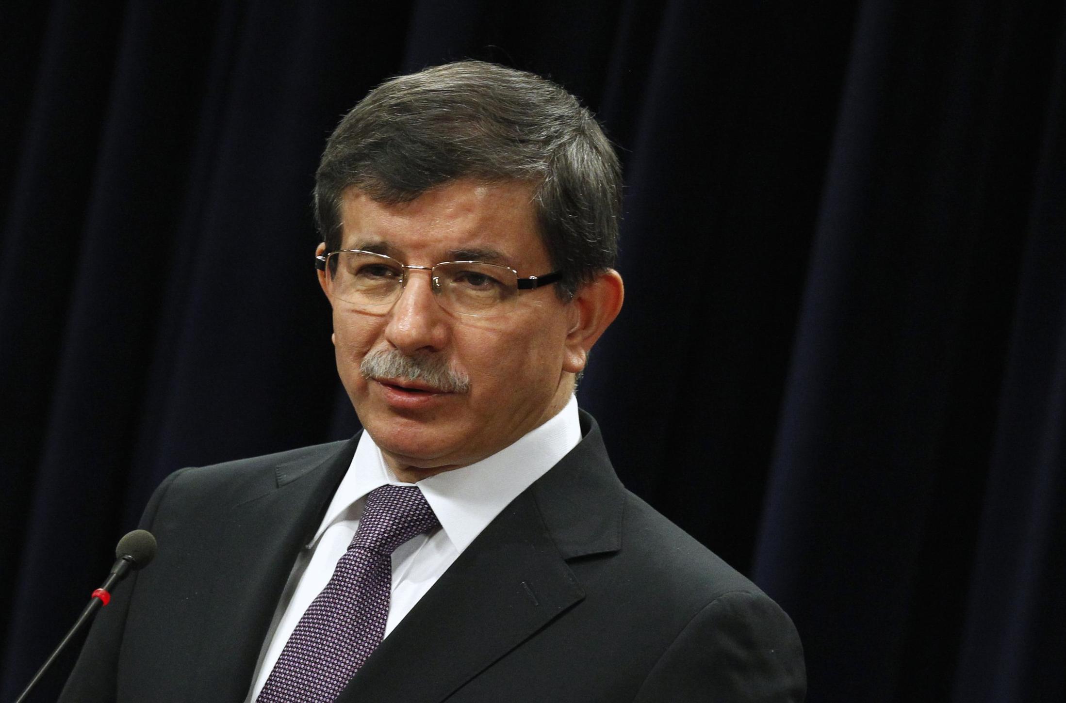 Ακυρώνει ταξίδι στις Βρυξέλλες ο Νταβούτογλου με αφορμή το νόμο για τη γενοκτονία