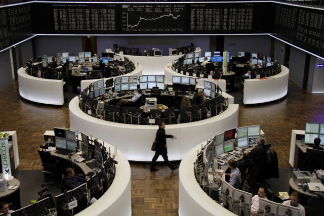 Υποχώρηση στη Γουόλ Στριτ, ξανά σε υψηλά πενταμήνου τα ευρωπαϊκά χρηματιστήρια