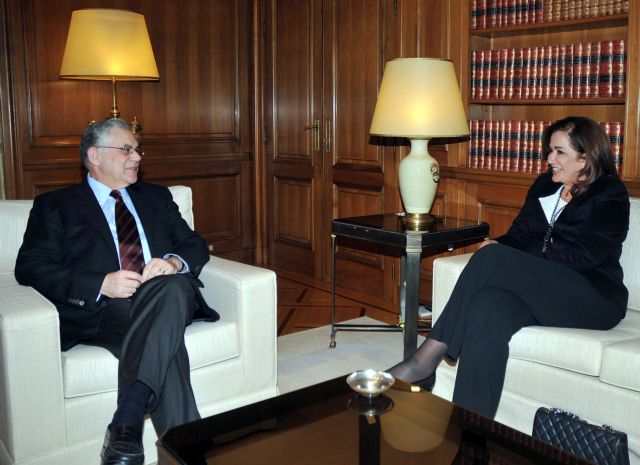 Άμεσες διαρθρωτικές αλλαγές και όχι περικοπές σε μισθούς ζητεί η Ντόρα Μπακογιάννη