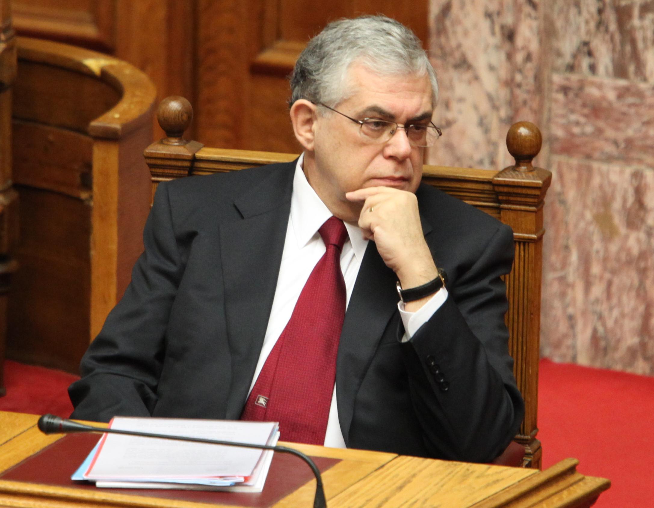 Μετατέθηκε για την Κυριακή το νέο ραντεβού Παπαδήμου με τους πολιτικούς αρχηγούς