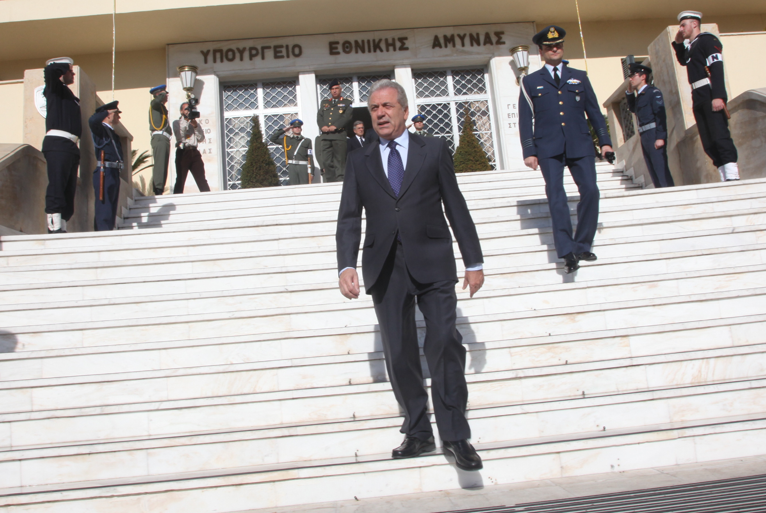 Αύξηση της θητείας στους 12 μήνες αποφασίζει η κυβέρνηση