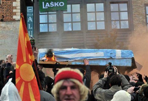 Διάβημα της Αθήνας προς τα Σκόπια για την «κηδεία της Ελλάδας»