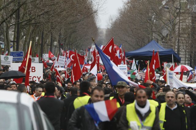 Πλημμύρισε τουρκικές σημαίες το Παρίσι εν όψει της ψηφοφορίας για την αρμενική Γενοκτονία