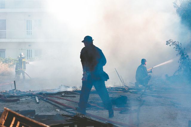 Τρία άτομα μεταφέρθηκαν στο νοσοκομείο από πυρκαγιές σε διαμερίσματα της Αττικής