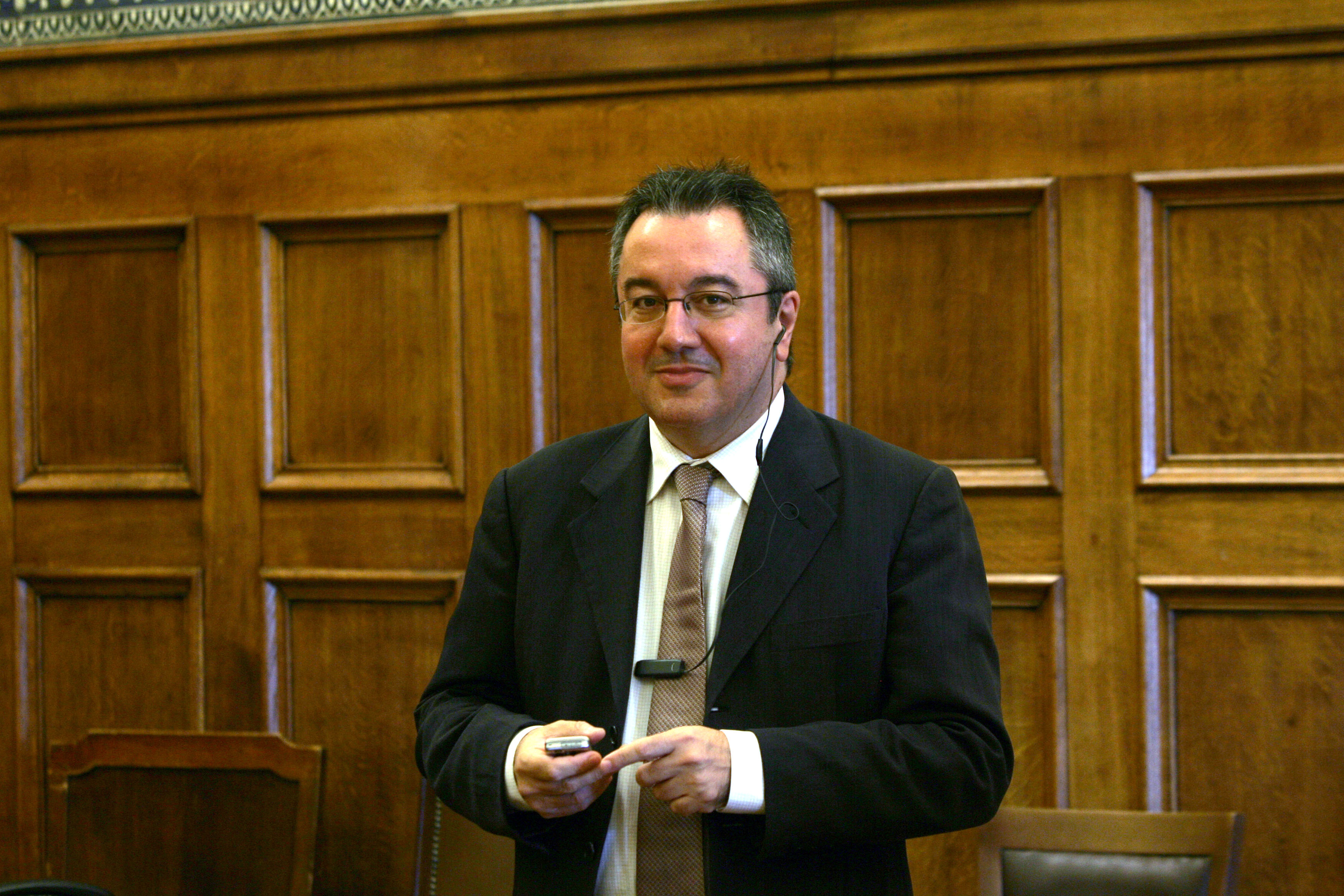 «Η κυβέρνηση Παπαδήμου θυμίζει λέσχη συζητήσεων» λέει ο Ηλίας Μόσιαλος