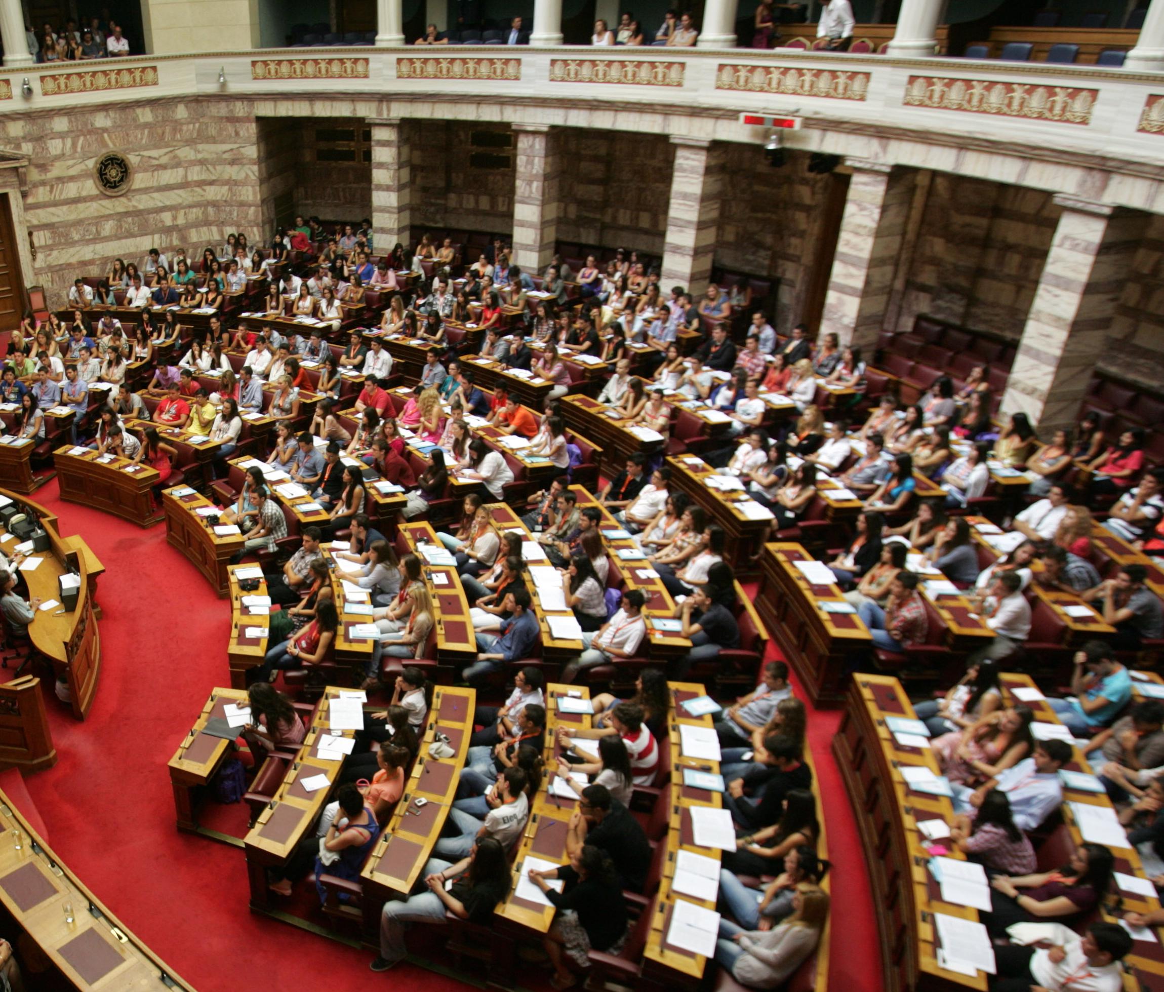 Ψηφίζεται την Πέμπτη το «πολυνομοσχέδιο – σκούπα»