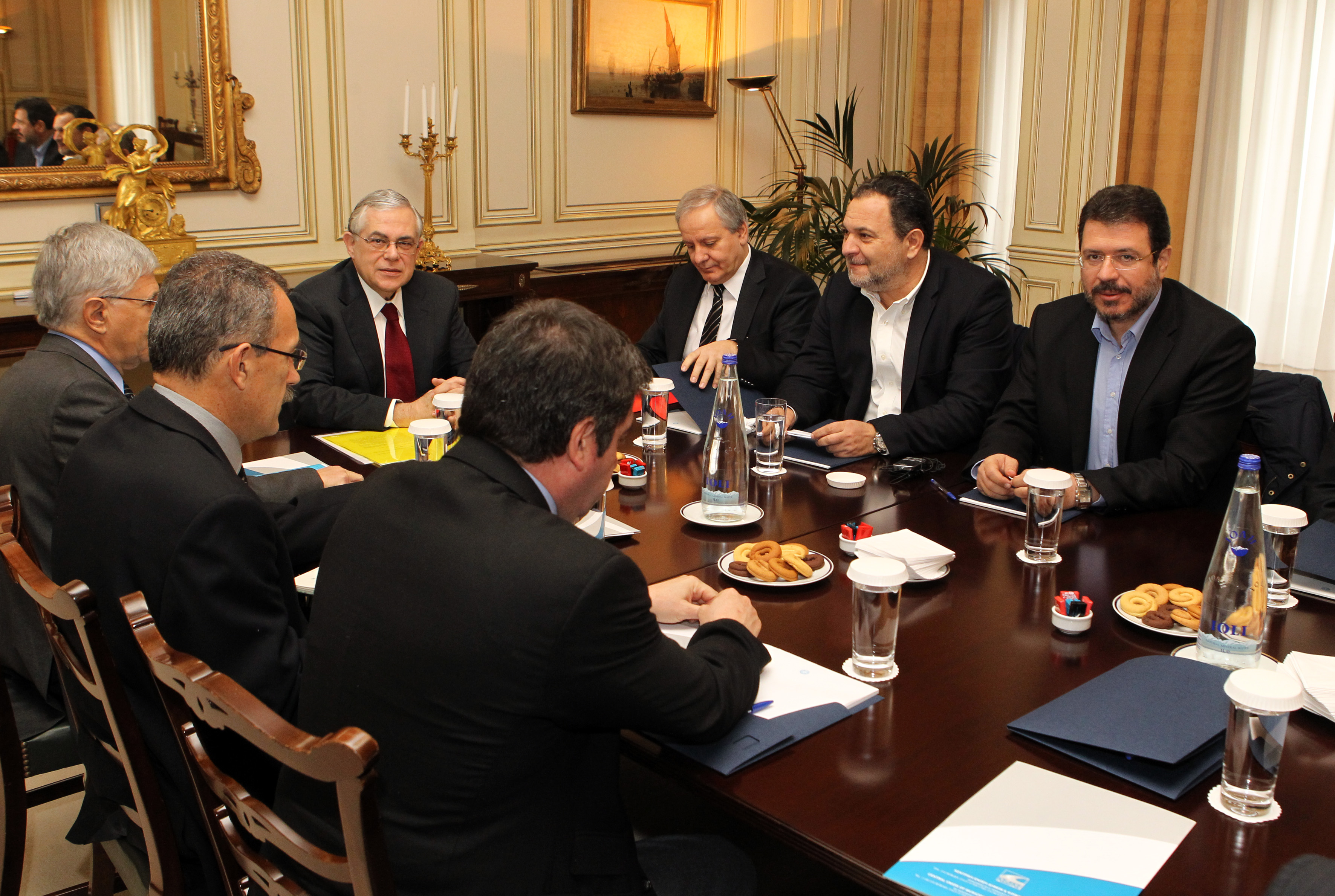 Δεν μειώνονται οι πόροι προς την Αυτοδιοίκηση, διαβεβαίωσε ο πρωθυπουργός την ΚΕΔΕ