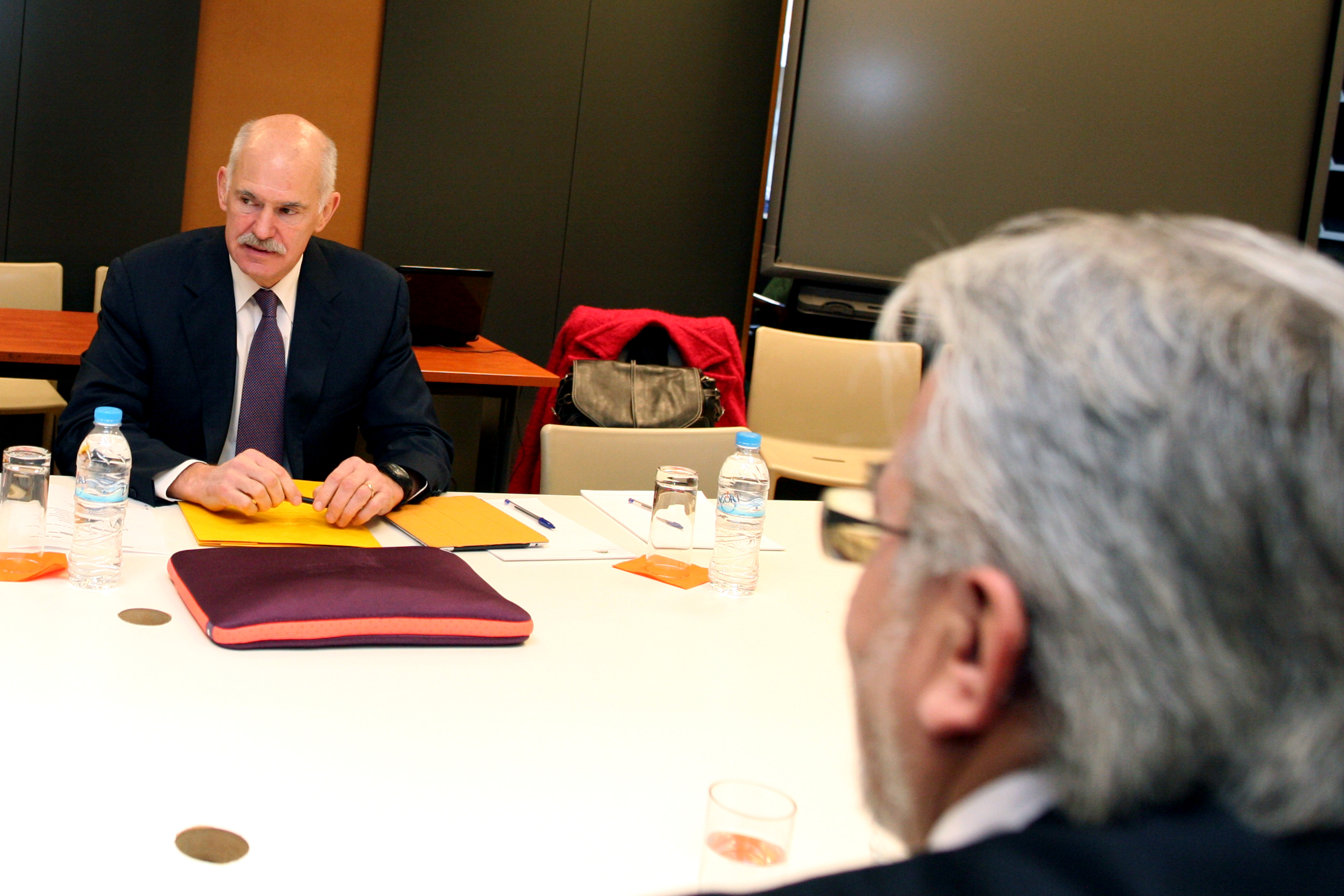 Για προσχηματική αποφυγή διαλόγου κατηγορεί τον ΣΕΒ ο Γ.Παπανδρέου