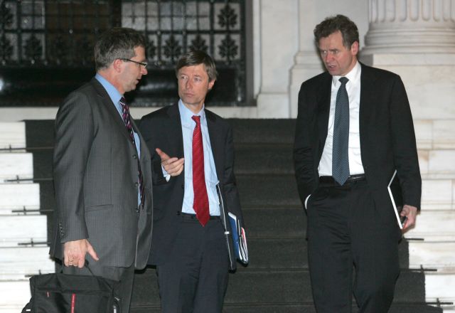 Οι εντολές της τρόικας για μισθούς, συντάξεις, κλειστά επαγγέλματα και το Δημόσιο