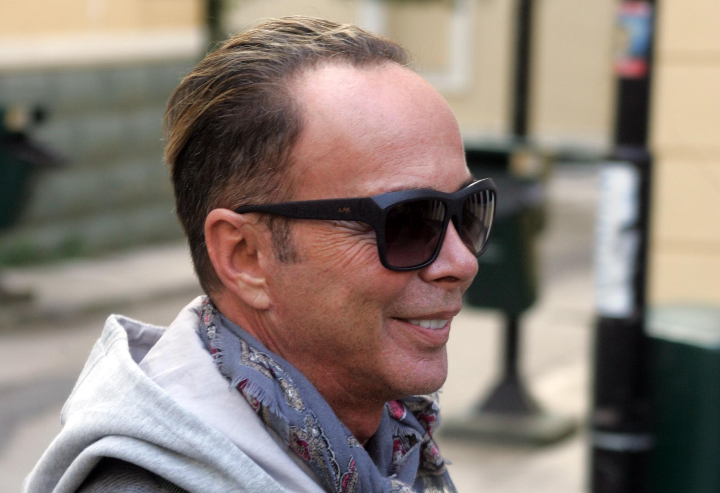 Διάκριση σε βάρος του καταγγέλλει ο Λάκης Γαβαλάς