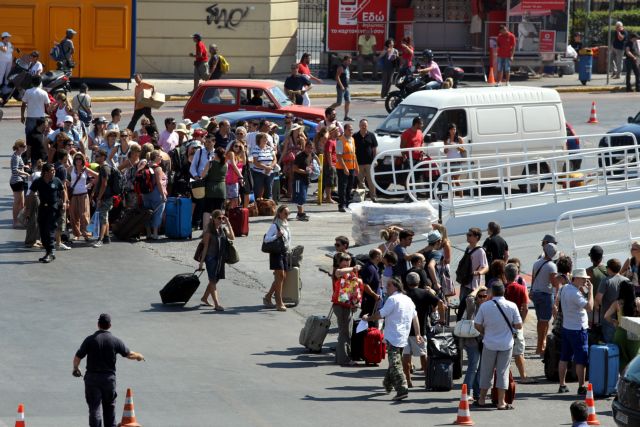 Ακινητοποιημένο στον Πειραιά το «Άγ.Γεώργιος» λόγω επίσχεσης εργασίας του πληρώματος