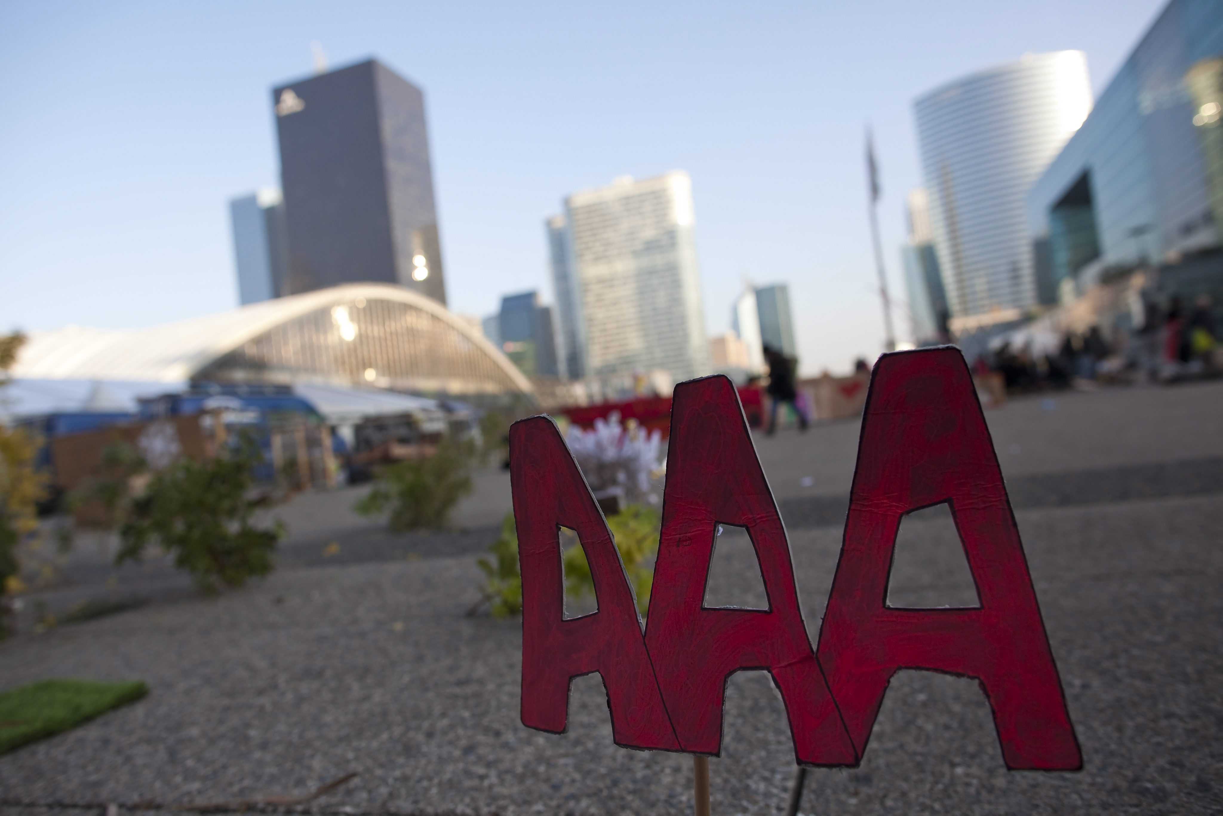 Στην υποβάθμιση της Γαλλίας θα προχωρήσει εντός της ημέρας ο οίκος Standard & Poor’s