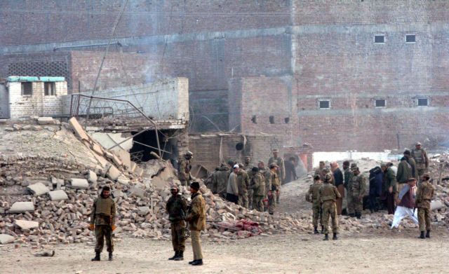 Δεκάδες νεκροί σε έκρηξη σε στάση λεωφορείου στο Πακιστάν