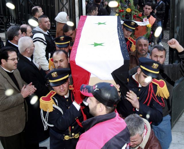 Σε πορεία στήριξης στον Αλ Άσαντ μετατράπηκε η κηδεία των θυμάτων της επίθεσης στη Δαμασκό