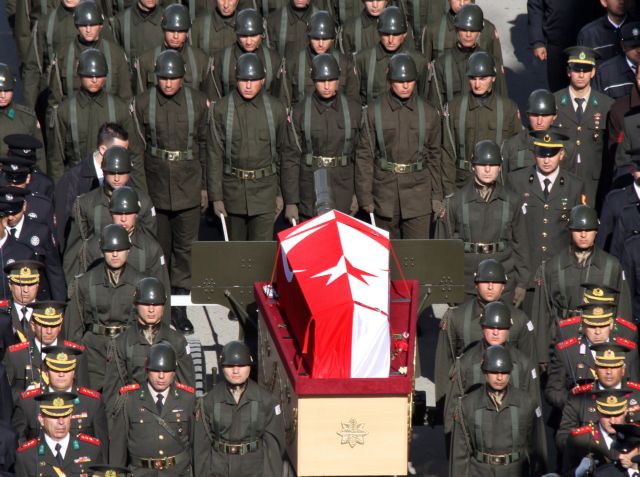 Με χώμα από την Τουρκία κηδεύτηκε ο Ραούφ Ντενκτάς