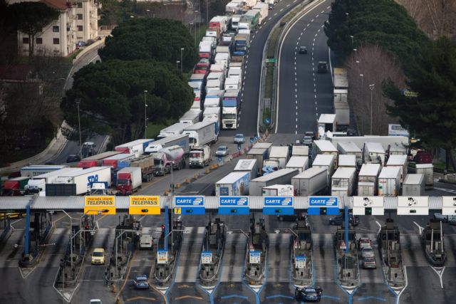 Επιμένουν στις κινητοποιήσεις οι οδηγοί φορτηγών στην Ιταλία
