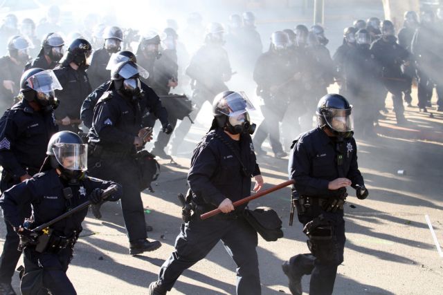 Εκατοντάδες συλλήψεις διαδηλωτών του κινήματος «Καταλάβετε τη Γουόλ Στριτ» στο Όκλαντ