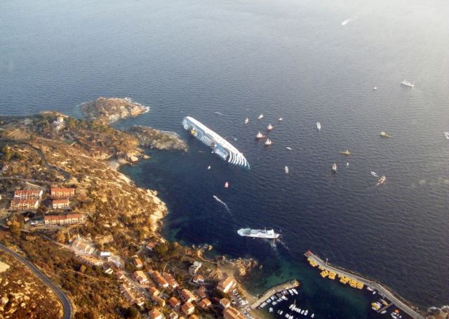 Υποβρύχιες έρευνες για δεκάδες αγνοούμενους του ναυαγίου στην Τοσκάνη