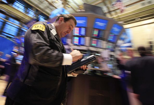 Μεικτά πρόσημα στη Γουόλ Στριτ, στο κόκκινο οι ευρωπαϊκές αγορές την Παρασκευή