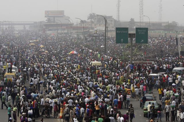 Η μείωση της τιμής της βενζίνης ανέστειλε τις κινητοποιήσεις στη Νιγηρία