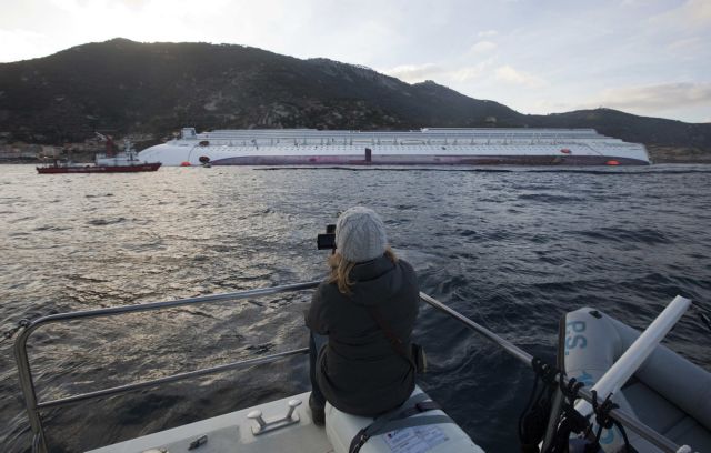 Αρχίζει η απάντληση των καυσίμων στο μισοβυθισμένο Costa Concordia