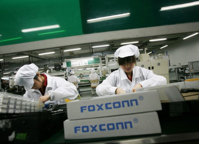 Με μαζική αυτοκτονία απείλησαν υπάλληλοι της Foxconn