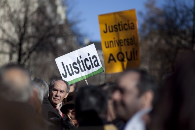 Ισπανοί διαδηλώνουν υπέρ του δικαστή Γκαρθόν πριν οδηγηθεί στο εδώλιο