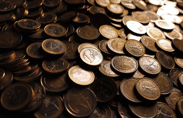 Σε επίπεδο-ρεκόρ αυξάνονται τα στοιχήματα υπέρ της πτώσης του ευρώ