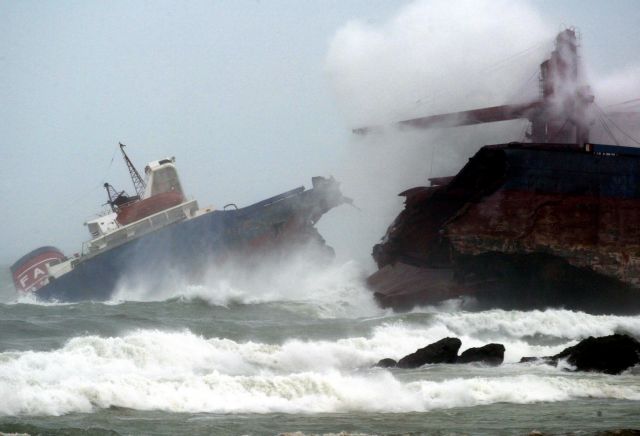 Οκτώ ναυτικοί αγνοούμενοι μετά τη βύθιση φορτηγού πλοίου στην Τουρκία