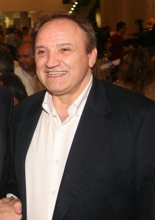 Την υποψηφιότητά του για την προεδρία του ΠΑΣΟΚ ανακοίνωσε ο Στ.Τζουμάκας