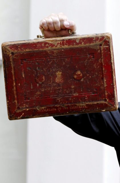 Ξεπέρασε το ένα τρισεκατομμύριο λίρες το χρέος της Βρετανίας