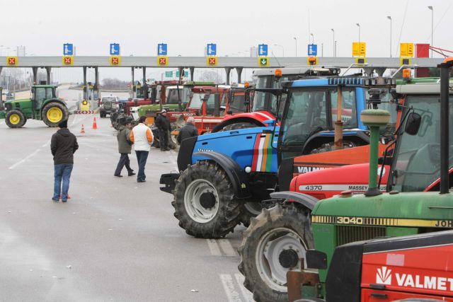Στους δρόμους βγήκαν και την Κυριακή οι αγρότες