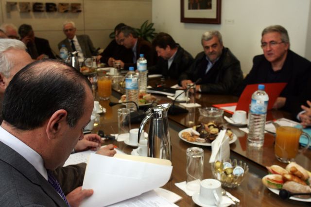 Κρίσιμη συνάντηση εργοδοτών και συνδικάτων την Τετάρτη για μισθούς και εργασιακά