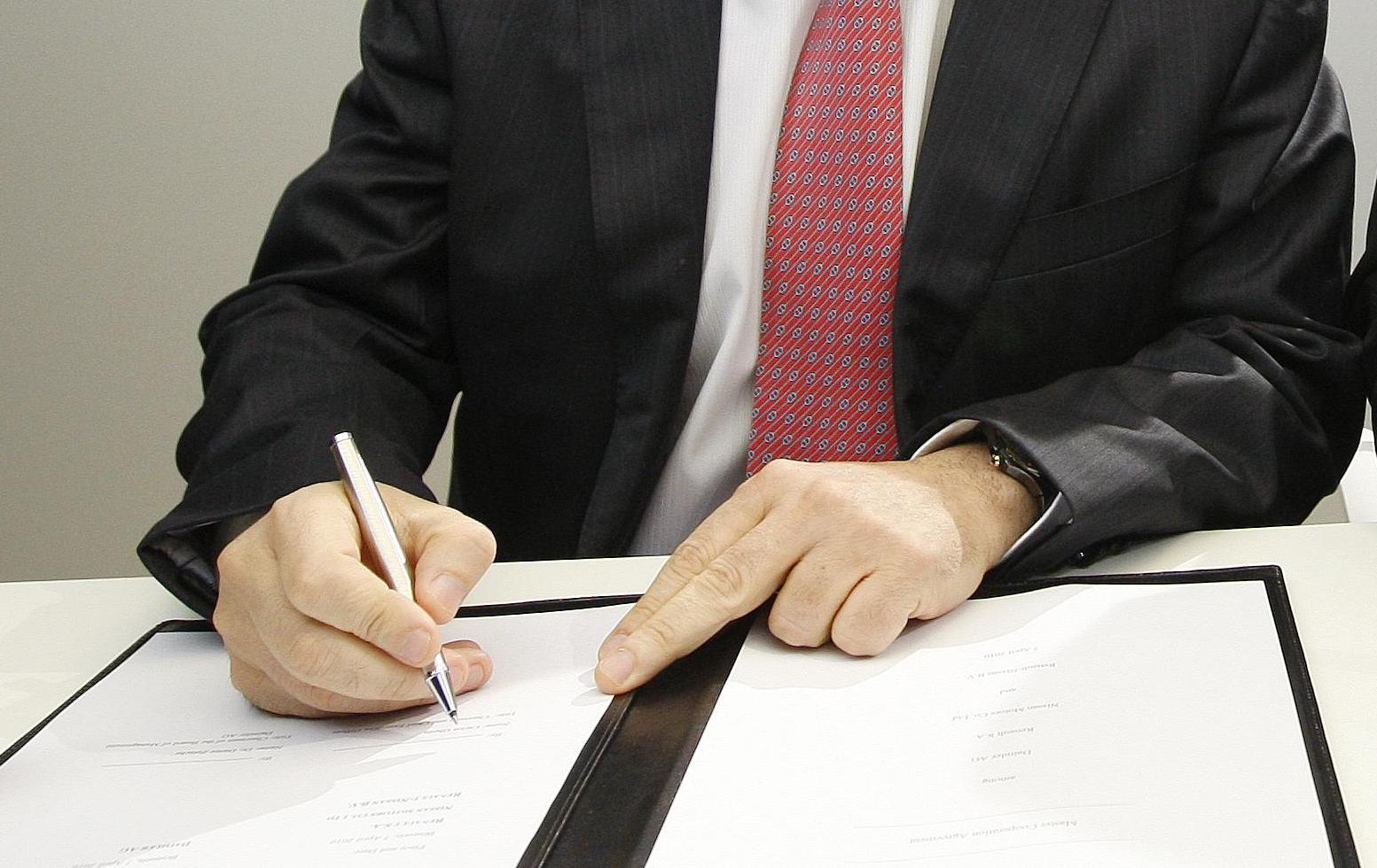 Μείωση έως και 30% στις αμοιβές των συμβολαιογράφων