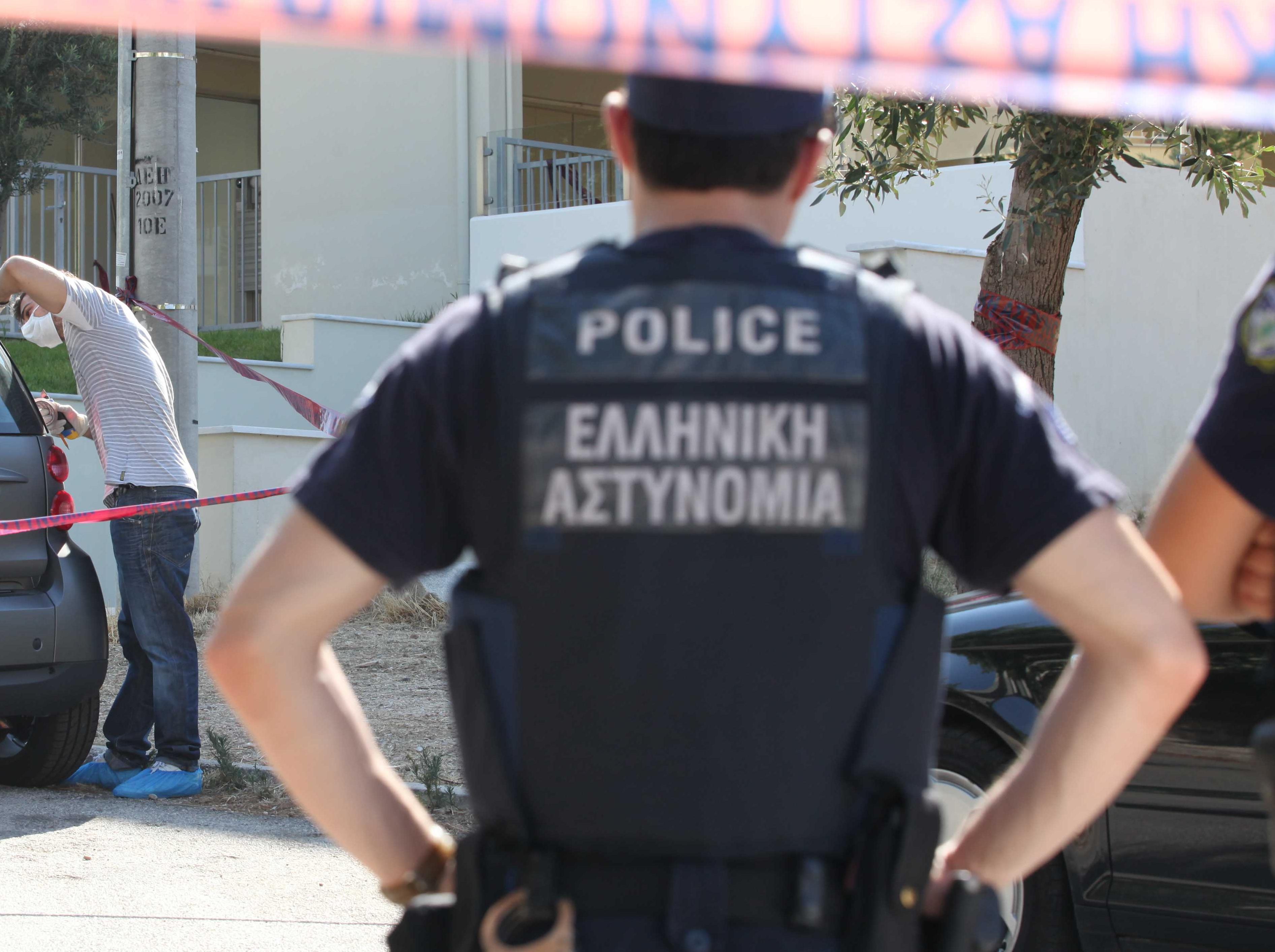 Βόμβες μολότοφ έξω από τα γραφεία του ΠΑΣΟΚ στην Ιπποκράτους