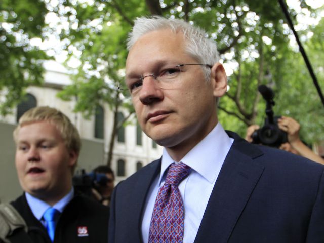 Ο Τζούλιαν Ασάνζ σε ρόλο παρουσιαστή σε εκπομπή της ρωσικής τηλεόρασης