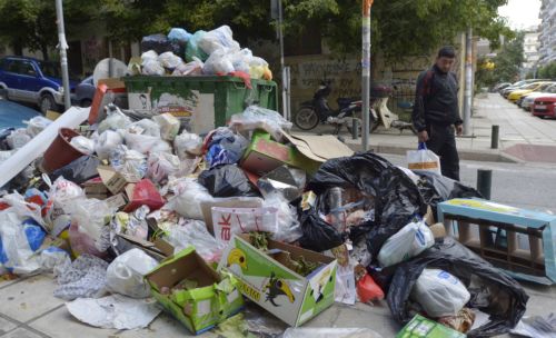 Τόνοι σκουπιδιών στους δρόμους της Πάτρας λόγω κατάληψης του ΧΥΤΑ