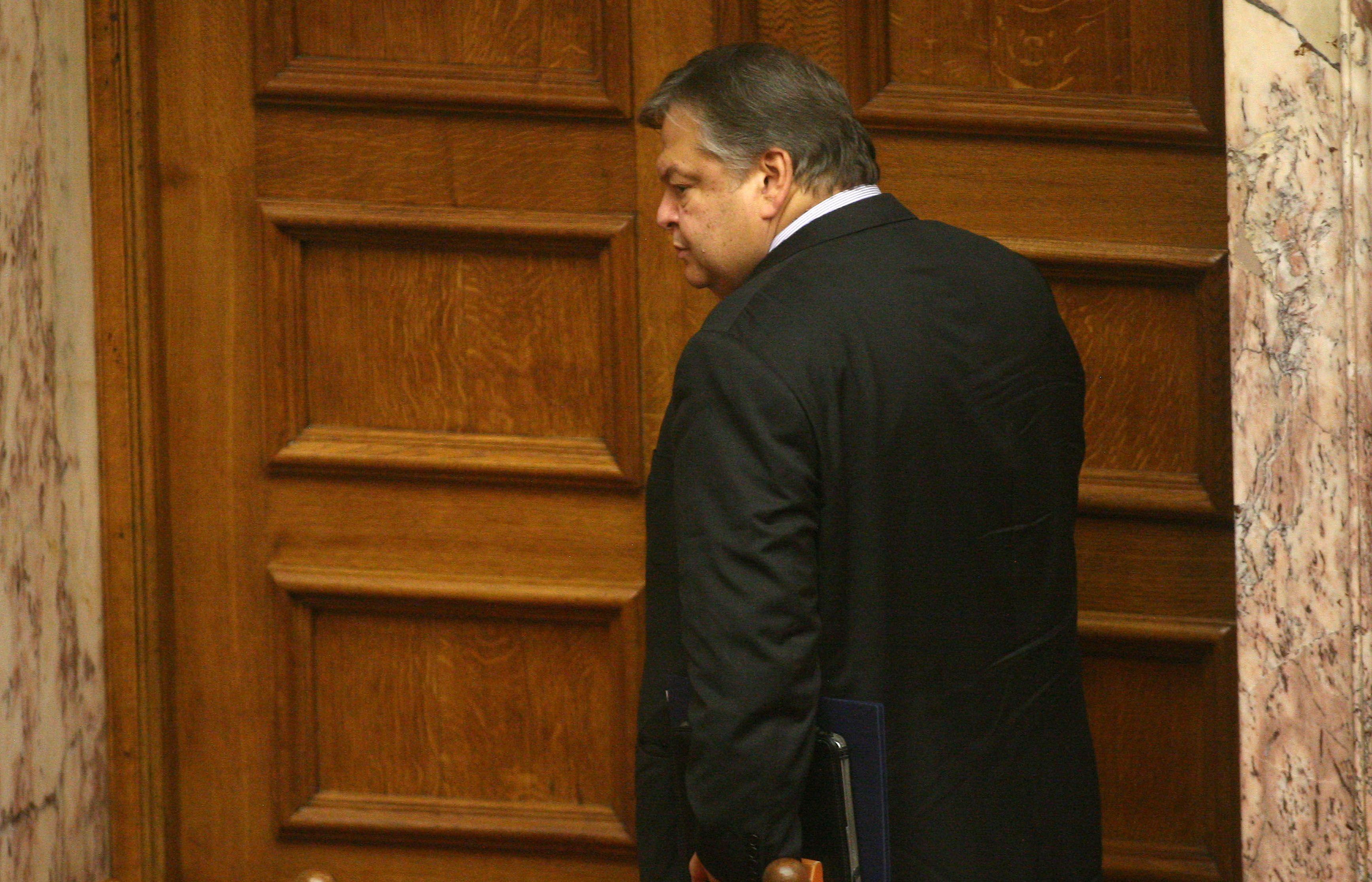 Στη Βουλή το πολυνομοσχέδιο-«σκούπα» για κλειστά επαγγέλματα, οφειλές και φορο-ελέγχους