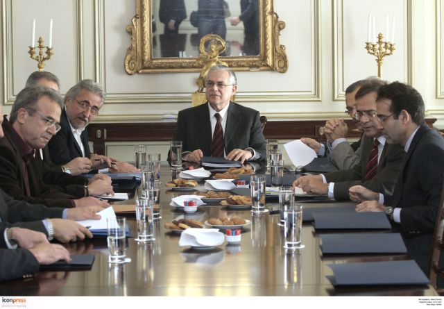 Ασφυκτικό πρέσινγκ από την τρόικα για μειώσεις μισθών στον ιδιωτικό τομέα