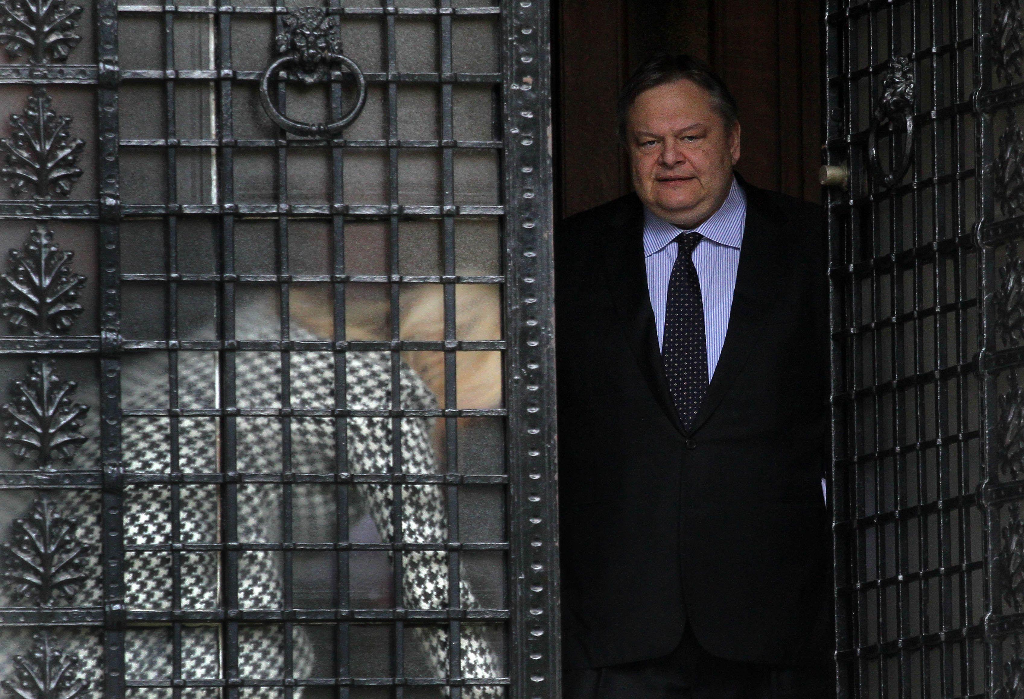 Συνάντηση Βενιζέλου-τρόικας εν μέσω ασφυκτικών πιέσεων για «ψαλίδι» στους μισθούς