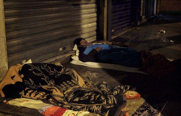 Κουβέρτες και τρόφιμα για τους άστεγους από την Πολεμική Αεροπορία