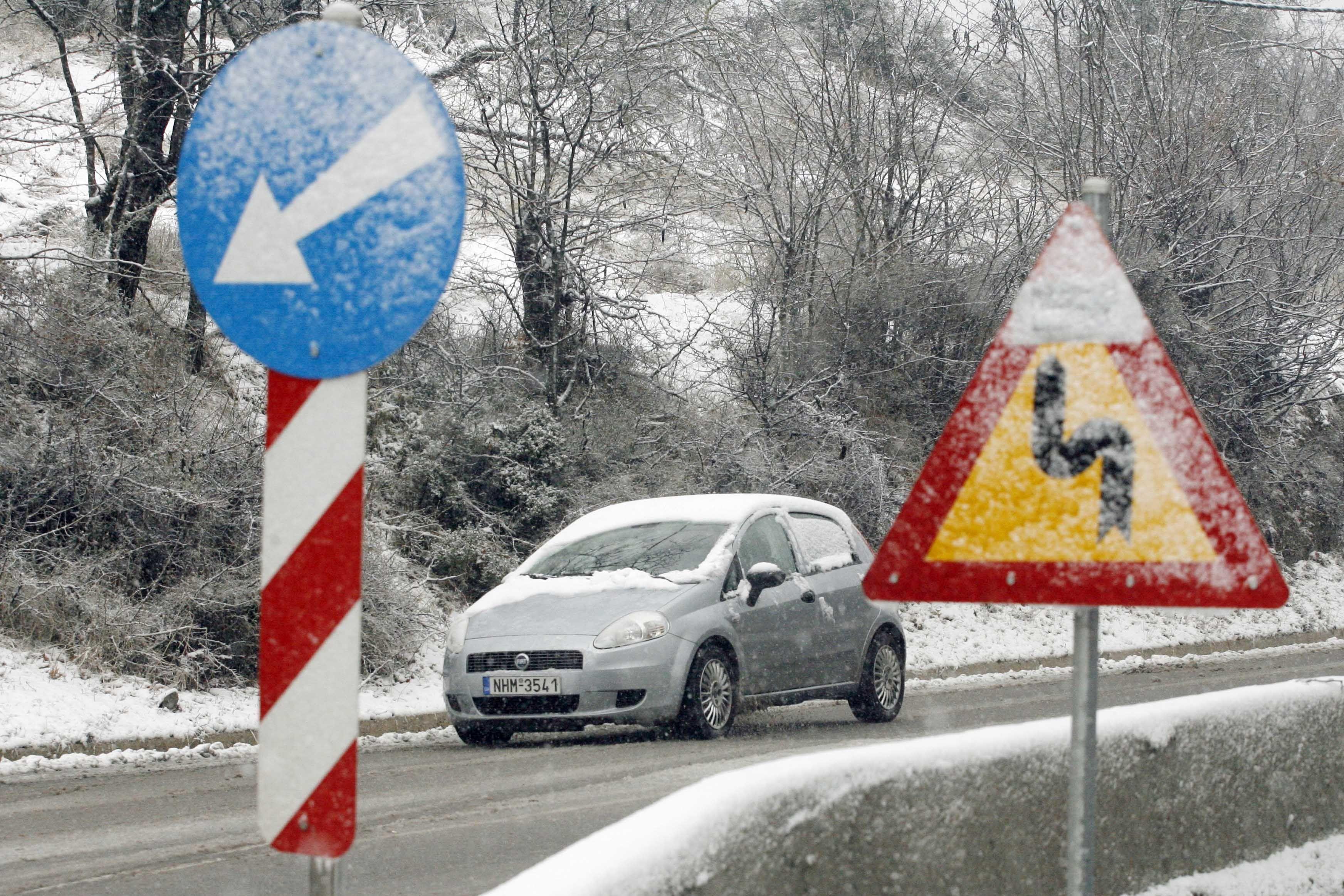 Χιόνι στα βόρεια προάστια της Αττικής, προβλήματα στην κίνηση των οχημάτων