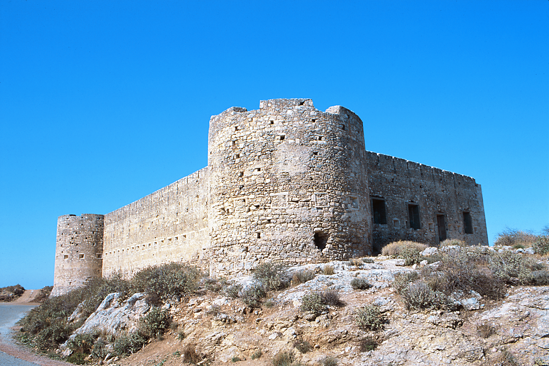 Απτέρα Χανίων: ανάμεσα στον όρμο της Σούδας και τα Λευκά Όρη