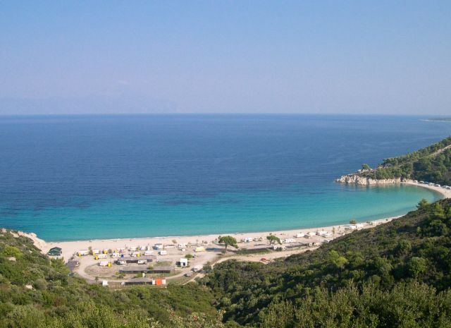 Σιθωνία, χρυσαφένιες αμμουδιές και πευκόφυτοι ορεινοί όγκοι