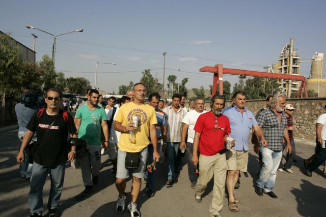 Ένταση στη Χαλυβουργία, καθώς τα ΜΑΤ παραμένουν έξω από το εργοστάσιο