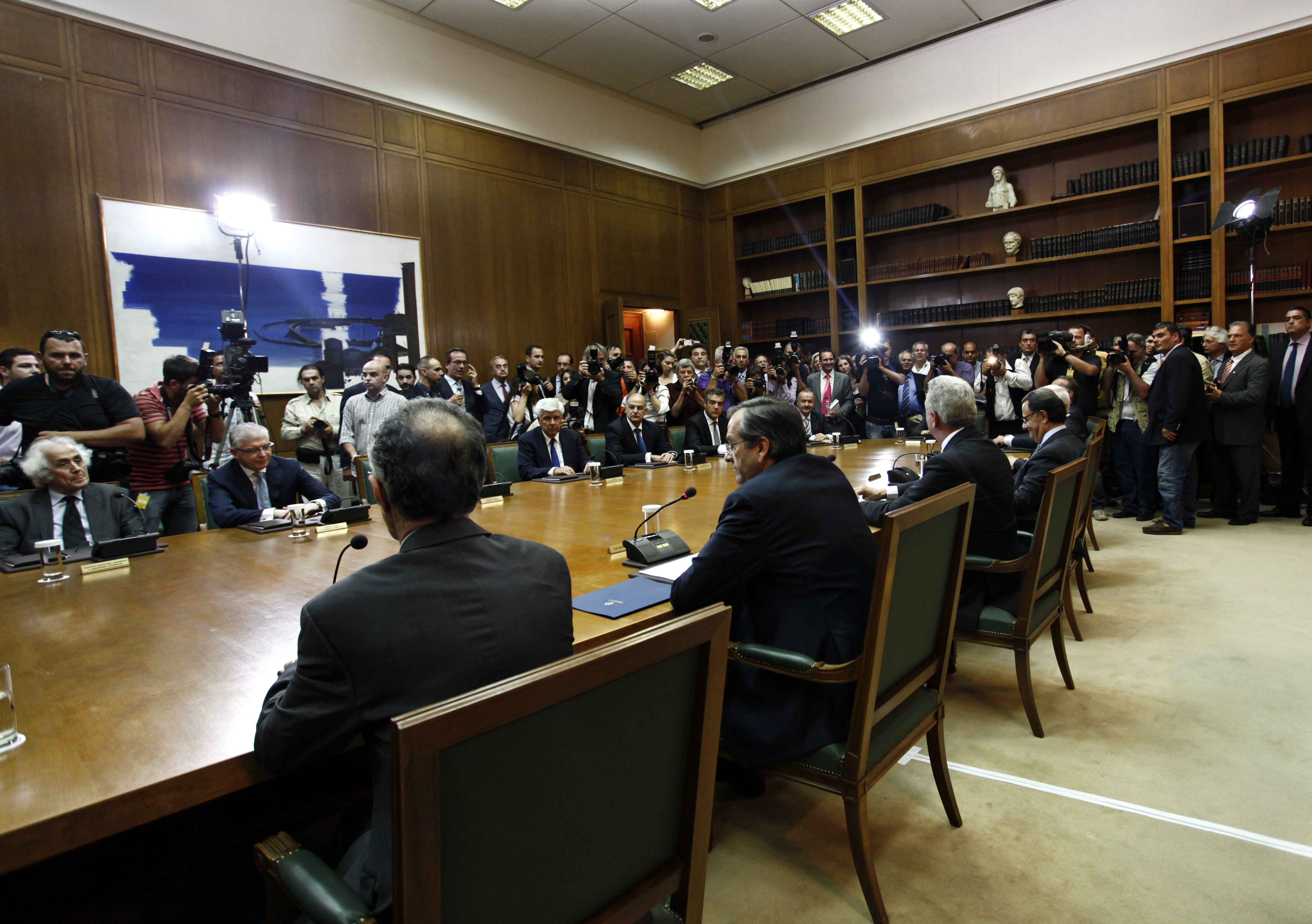 Εύθραυστη ισορροπία ελπίδας-απόγνωσης στην πρώτη μετεκλογική έρευνα