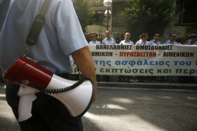 Πορεία ενστόλων στην Αθήνα κατά των περικοπών στα ειδικά μισθολόγια