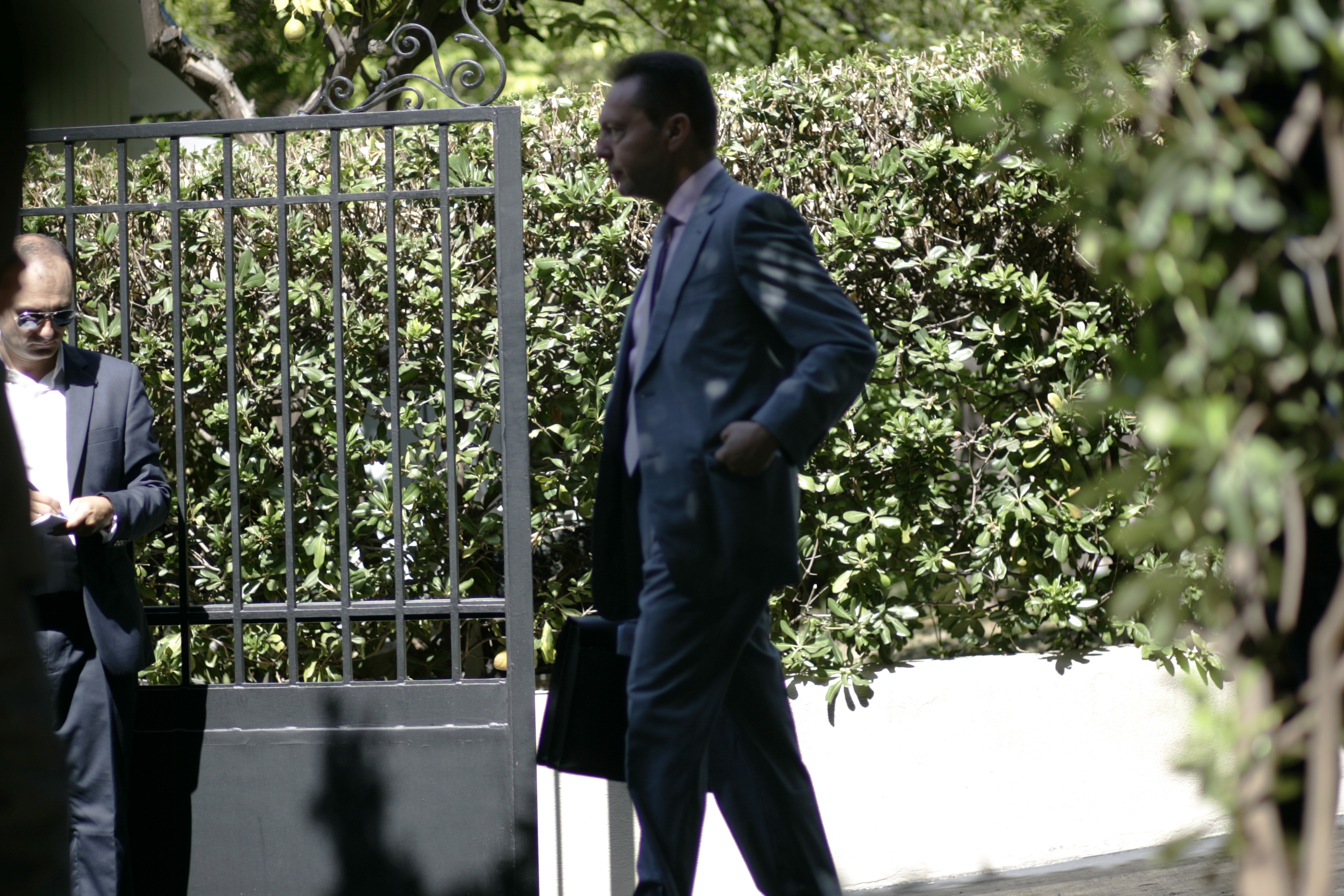 Σε αγώνα δρόμου η κυβέρνηση για το οριστικό κλείσιμο της συμφωνίας με την τρόικα