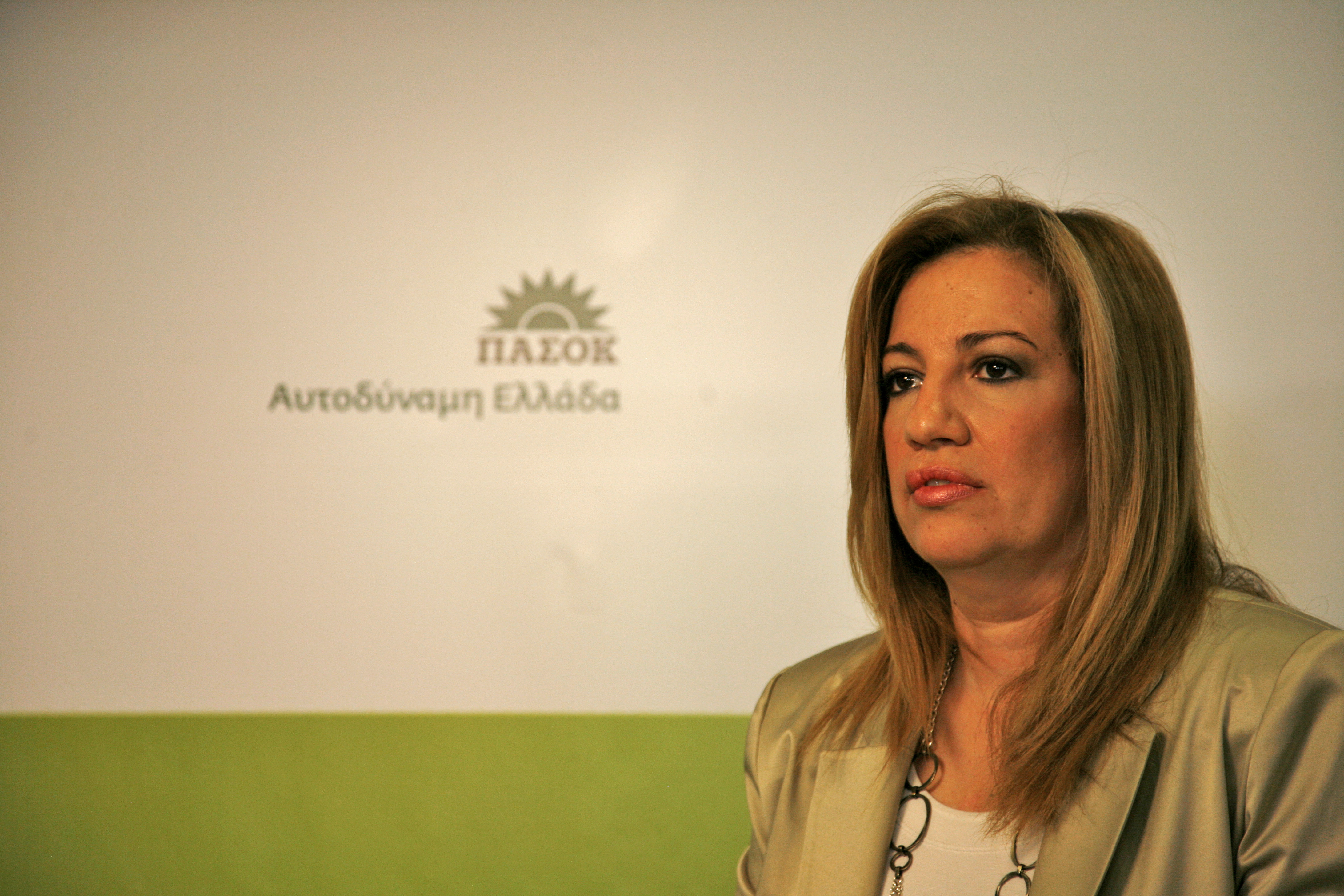 Ένα πακέτο «που να μπορούν να το στηρίξουν και τα τρία κόμματα» ζητεί το ΠΑΣΟΚ